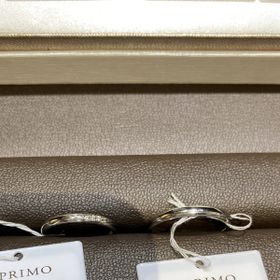 【アイプリモ(I-PRIMO)の口コミ】 女性の指輪のダイアの並びがおすすめです。ダイヤは3つですが、留め具の配…
