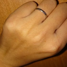 【銀座ダイヤモンドシライシの口コミ】 毎日つける結婚指輪なので、シンプルで邪魔にならないデザインを選びまし…