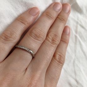 【俄(にわか)の口コミ】 リングの太さがスリムなもので、女性用は指先がきれいに見えるウェーブカ…