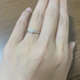 【銀座ダイヤモンドシライシの口コミ】 ダイヤモンドの輝きが綺麗なことと、細身のリングに大きなダイヤモンド、…