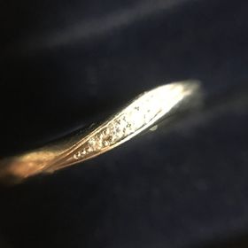 【銀座ダイヤモンドシライシの口コミ】 ストレートよりも曲線的な指輪が欲しかったのでそこが一番の決め手です。…