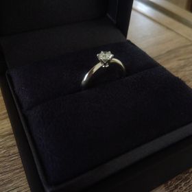 【ラザール ダイヤモンド(LAZARE DIAMOND)の口コミ】 シンプルで王道な婚約指輪が欲しくて、探していたところラザールさんのこ…
