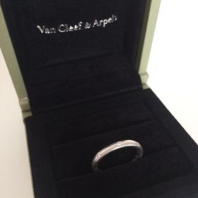 【ヴァン クリーフ＆アーペル(Van Cleef & Arpels)の口コミ】 主人がつけても違和感がなく、シンプルなものが欲しかったのでこの指輪に…