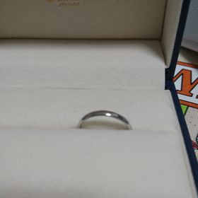 【GALA JEWELRY(ガラジュエリー)の口コミ】 婚約指輪はハーフエタニティにしたので、シンプルな指輪にして重ねづけす…