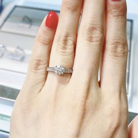 【GALA JEWELRY(ガラジュエリー)の口コミ】 王道の婚約指輪というイメージでした。中央のダイヤモンドは0.7カラットで…