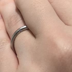 【AHKAH(アーカー)の口コミ】 ダイヤの位置が側面ではなく下向きについており、正面からは見えず指輪を…