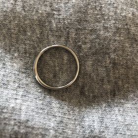 【銀座ダイヤモンドシライシの口コミ】 この指輪はシンプルでありながらもウェーブがあるのでとても気に入ったデ…