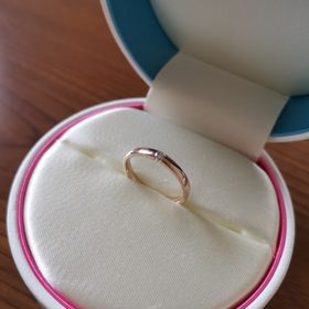 【COCKTAIL(カクテル)の口コミ】 一粒のダイヤがついていて、指輪が丸くカーブを描く感じなのでつけ心地が…