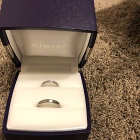 【俄(にわか)の口コミ】 つけ心地ががとても滑らかで、指にフィットします。
よくみると、木目のラ…