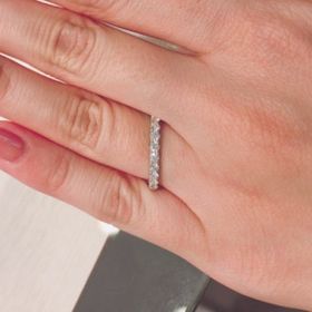 【ANTWERP BRILLIANT(アントワープブリリアント)の口コミ】 ダイヤモンドのキラキラとした輝きが印象深く、全体的には繊細な装飾で上…