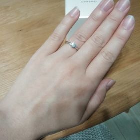 【アイプリモ(I-PRIMO)の口コミ】 センターダイヤが左右のメレダイヤに引き立てられていて、一番綺麗でした…