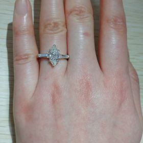 【BELEZA(ベレーザ)】の口コミ 真ん中のダイヤを個人輸入し、このお店で加工してもらいました。価格帯に表...