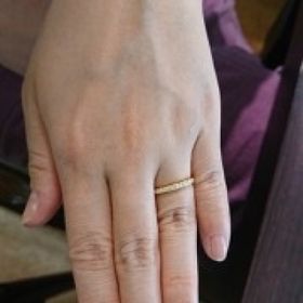 【都民共済(とみんきょうさい)の口コミ】 色はK18のゴールドで決めていました。

ハーフエタニティが欲しかったので…