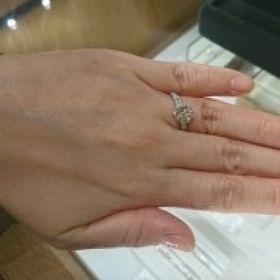 【AbHeri(アベリ)の口コミ】 ローズをモチーフにしたリングで、上品ながらとても可愛らしい印象です。…