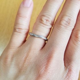 【アイプリモ(I-PRIMO)の口コミ】 素材はプラチナです。婉曲しているデザインが個性的で、気に入りました。…