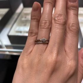 【GALA JEWELRY(ガラジュエリー)の口コミ】 先に購入していた婚約指輪とのデザインとの兼ね合いも考えて決めました。
…