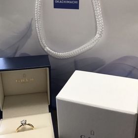 【GALA JEWELRY(ガラジュエリー)の口コミ】 シンプルなデザインで、ゴールドリングに台座だけプラチナのソリティアリ…