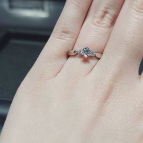 【エクセルコダイヤモンド(EXELCO DIAMOND)の口コミ】 メインのダイヤモンドをしっかり目立たせつつ、サイドに存在感のあるダイ…