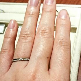 【ギンザタナカブライダル(GINZA TANAKA BRIDAL)の口コミ】 結婚指輪の中では細身で華奢なリングです。幅の半分にダイヤが配置されて…