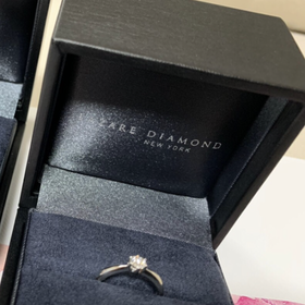 【ラザール ダイヤモンド(LAZARE DIAMOND)の口コミ】 シンプルで長くつけれるものを探していました。今後の友人の結婚式の際や…
