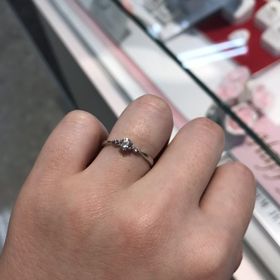 【ジュエリーKANDAの口コミ】 プラチナ950でセンターに大きなダイヤモンドがあり、両サイドにはピンクダ…