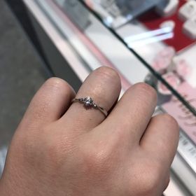 【ジュエリーKANDA】の口コミ プラチナ950でセンターに大きなダイヤモンドがあり、両サイドにはピンク...