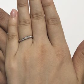 【4℃ BRIDAL(ヨンドシーブライダル)の口コミ】 様々なタイプの指輪を試着し、1番しっくりきたものがウェーブデザインでし…