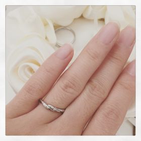 【TAKE-UP(テイクアップ)の口コミ】 毎日付けるものなので、邪魔にならない細めの指輪を探していました。
婚約…