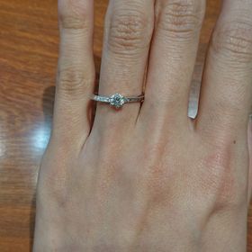 【SANJI(サンジ)の口コミ】 ストレートデザインですがサイドに埋め込まれているメレダイヤがウェーブ…