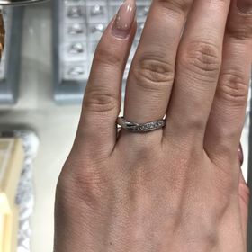 【宝寿堂(ほうじゅどう)の口コミ】 V字になっていて指が細く見えるのと片側がダイヤでお洒落だとおもいました…