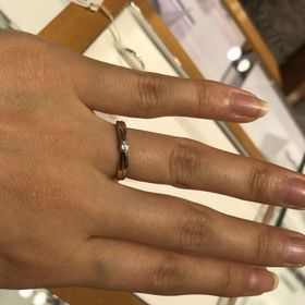 【STAR JEWELRY(スタージュエリー)の口コミ】 プラチナ素材の真ん中にダイヤが一石あるデザイン性のある指輪です。ダイ…