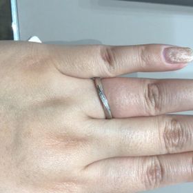 【4℃ BRIDAL(ヨンドシーブライダル)の口コミ】 ストレートのラインよりもひねりの入ったデザインの方が自分の指にはしっ…
