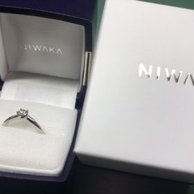 【俄(にわか)の口コミ】 指がきれいに細くみえるリングにマッチしたダイアモンドの華奢なデザイン…