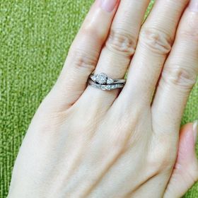 【ENUOVE(イノーヴェ)の口コミ】 主人と一緒に入籍前に婚約指輪と結婚指輪を両方見に行きました。私は手が…