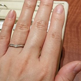 【ギンザタナカブライダル(GINZA TANAKA BRIDAL)の口コミ】 V字のような形で指が長く見えます。リングの幅は平均的な幅かと思いますが…