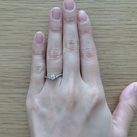 【アイプリモ(I-PRIMO)の口コミ】 いろいろな指輪を見せていただき、Vラインになっているものが、指が細く見…