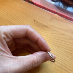【ひなの口コミ】 サンプルかつ、手元が綺麗に見えるV字の形が気に入ったから。ダイヤも無い…