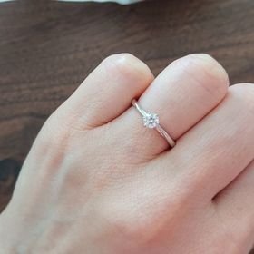 【俄(にわか)の口コミ】 ダイヤモンドを雪の結晶に見立ててデザインされており、薬指に天からひら…