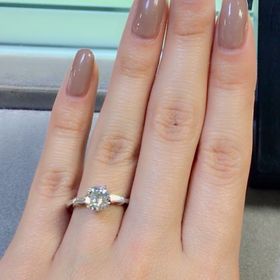 【LEHAIM(レハイム)の口コミ】 ラウンドブリリアントカットのセンターストーンの左右バゲットカットのダ…