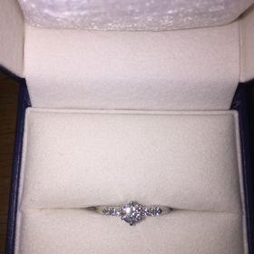 【GALA JEWELRY(ガラジュエリー)の口コミ】 自分の指の太さが気になっていたので、はじめはストレートタイプを避けて…