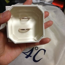 【4℃ BRIDAL(ヨンドシーブライダル)の口コミ】 普通のリングとは一味変わったものを探していたのですが、ネットで探して…