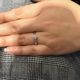 【YUKIZAKI BRIDAL(ユキザキブライダル)の口コミ】 豪華なデザインの指輪が多い印象です。すでに出来上がっている指輪もあり…