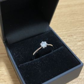 【Flowaves(フロウェーブス)の口コミ】 ダイヤモンドが映える王道のデザインを探していました。
その中でパッと見…