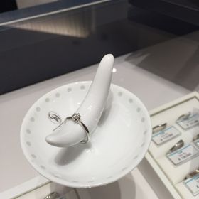 【銀座ダイヤモンドシライシの口コミ】 形、デザイン、価格その他好みや石の説明など事細かに教えてくださり、初…