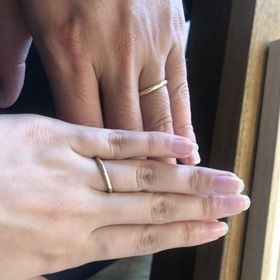 【ith(イズ)の口コミ】 くすみの入った加工をしているゴールドのシンプルな指輪です。加工の名前…