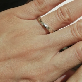 【杢目金屋(もくめがねや)の口コミ】 他とは被らない和風リングで、自分達で指輪に入れるカラーを選べ、一つの…