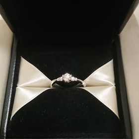 【エクセルコダイヤモンド(EXELCO DIAMOND)の口コミ】 デザインは流れるようなミル打ちと6本の爪でダイヤを支えてあります。爪は…