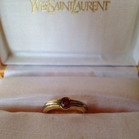 【Yves Saint Laurent(イヴ・サンローラン)の口コミ】 婚約指輪と言えばダイヤが定番ですが、ダイヤは両親からのプレゼントでい…