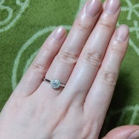 【ラザール ダイヤモンド(LAZARE DIAMOND)の口コミ】 一粒ダイヤの周りを小さいダイヤで囲む取り巻き型で、かなり大きく見えま…