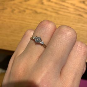 【ENUOVE(イノーヴェ)の口コミ】 どちらの指輪もアンティーク調のデザインが気に入りました。
サイドにある…